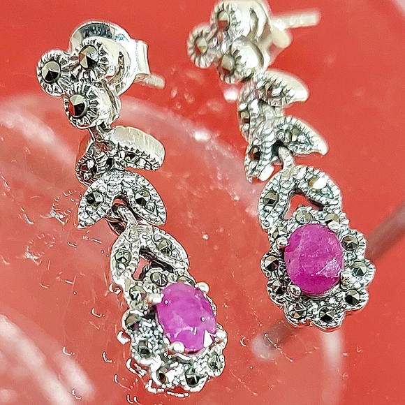 Heated Oval Red Ruby 5x4mm Marcasite 925 Sterling Silver Earrings - Picture 2 of 7